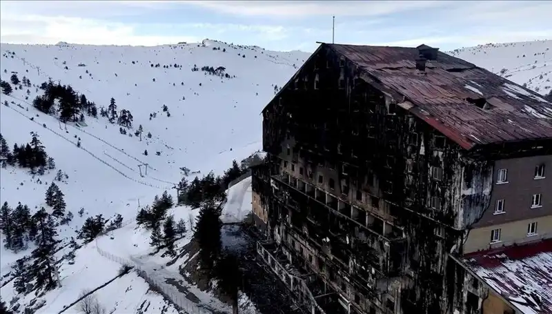 Kartalkaya’da Alevler İçinde Korkutan Yangın: 8 Kişi Tahliye Edildi