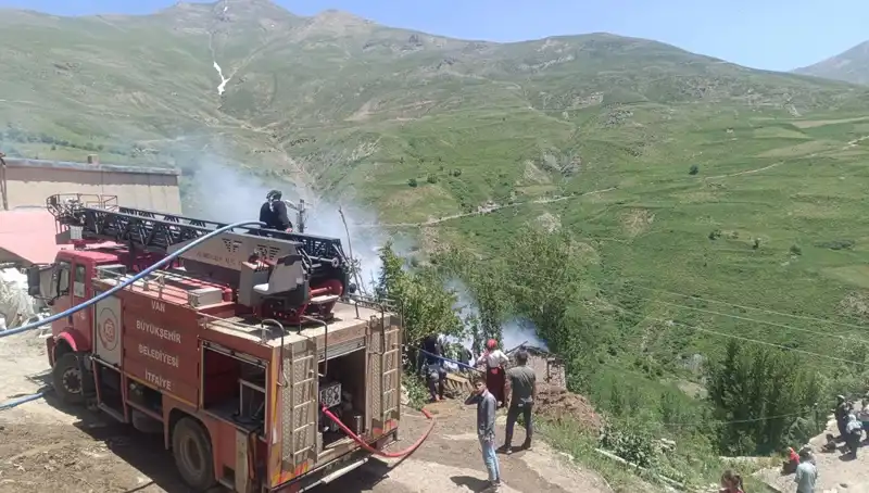 Van'da Feci Yangında Küçük Bir Çocuk Hayatını Kaybetti