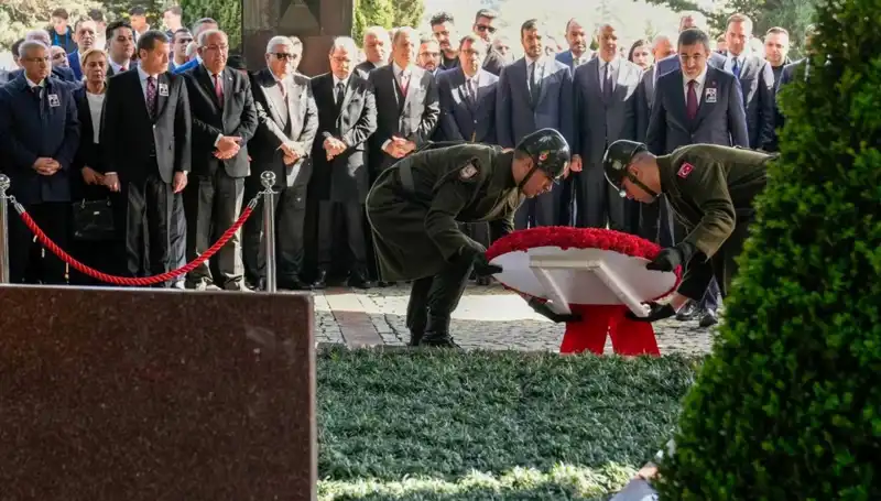 Turgut Özal, 8. Cumhurbaşkanı olarak mezarı başında saygı ile anıldı