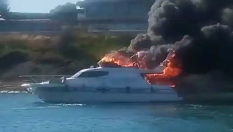 Çeşme Marina'da Motoryat Alev Alev Yandı: Yangın Neden Çıktı?