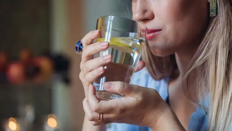 Aç karnına 1 Litre Su İçmenin Sağlığa Faydaları ve Etkileri