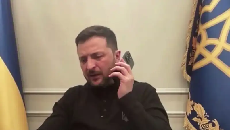 Zelenski'nin Basın Toplantısında Macron'un Beklenmedik Telefonu
