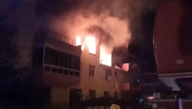 Konya'da Dört Katlı Binada Doğalgaz Patlaması: 12 Yaralı, Panik İçinde Kurtarma Çalışmaları Devam Ediyor