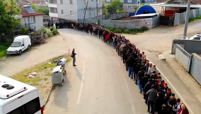 Bursa'da Bayram Gelenekleri Devam Ediyor: Mahallede 1 Kilometrelik Kuyruk