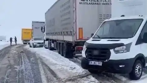 Kars-Ardahan Karayolunda Yoğun Kar Yağışı: TIR'lar Yolda Kaldı!
