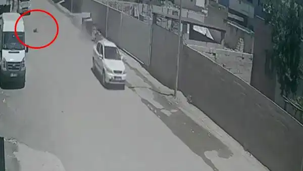 Dikkatsiz Sürücü, Küçük Çocuğa Çarptı ve Kaçtı!