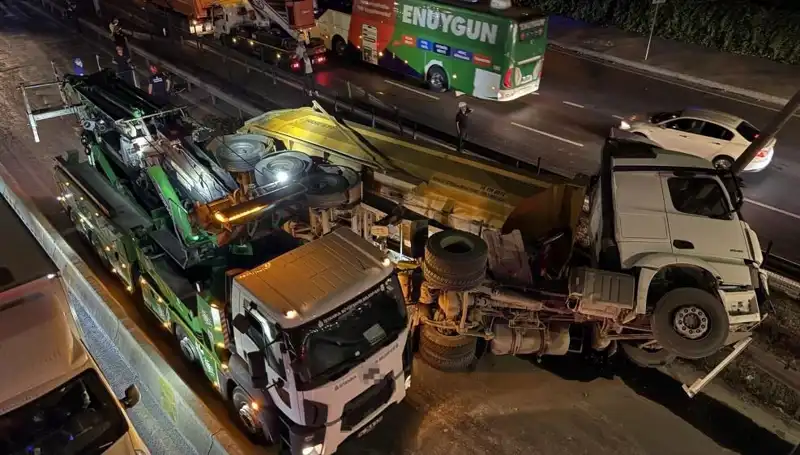 Beş Tona Yakın Moloz Yüklü Hafriyat Kamyonu Devrildi: Trafik Kaosu Yaşandı