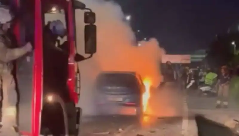 Otoyolda Yaşanan Korkunç Kaza: Araç Bariyerlere Çarptı ve Alev Alev Yandı!