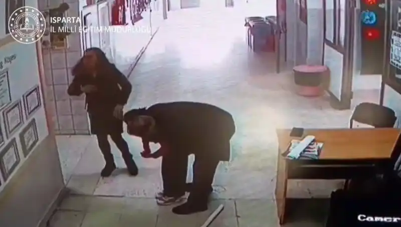 İlkokulda Heyecan Dolu An: Öğretmen Heimlich Manevrası ile Öğrencisini Kurtardı!