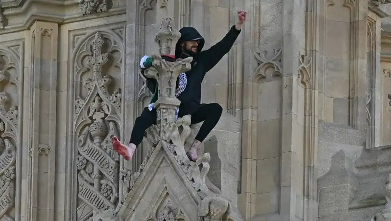 Londra'da Protestolar: Filistin Bayrağıyla Big Ben'e Tırmanan Gençle Dikkat Çekti!