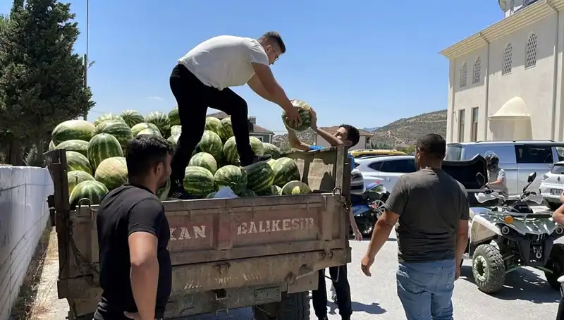 Yılın İyiliği: Binden Fazla Karpuzu Ücretsiz Dağıtan Hayırsever