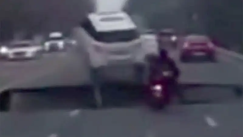 Güney Kore Otoyolunda Dev Çukur Motosikleti Yuttu, Kazanın Detayları Şokta!