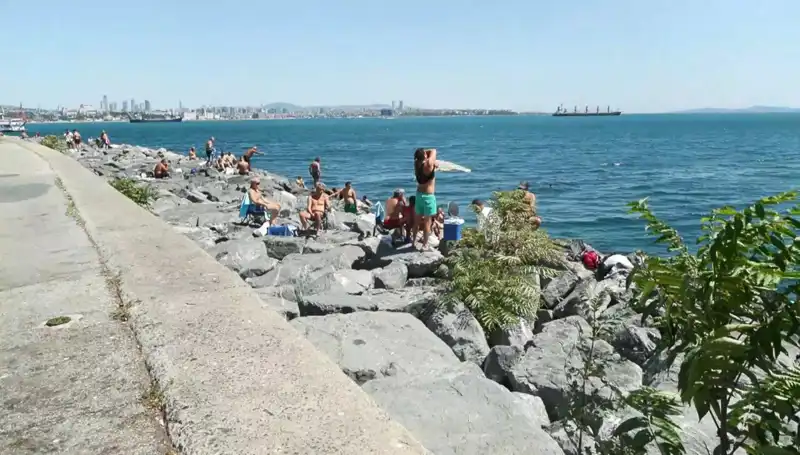 İstanbul'un Plajları Yeniden Canlanıyor: Hava Isındı, Kalabalıklar Sahilde Buluştu