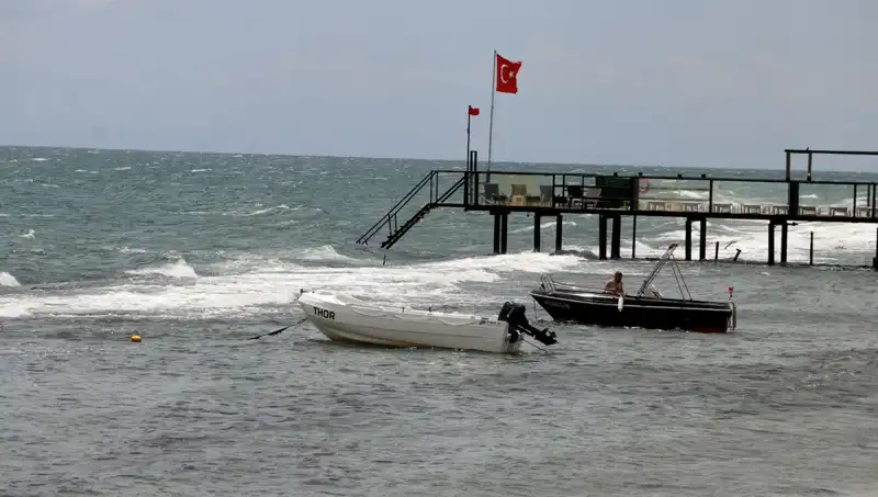 : Poyrazın Gücü Artıyor, Denizde Tehlike Alarmı: Girmek Yasaklandı!