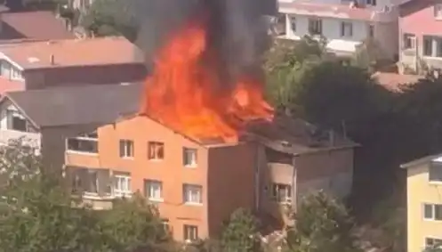 İstanbul'da Yangın Paniği: Dört Kişi Mahsur Kaldı, Detaylar Şok Edici