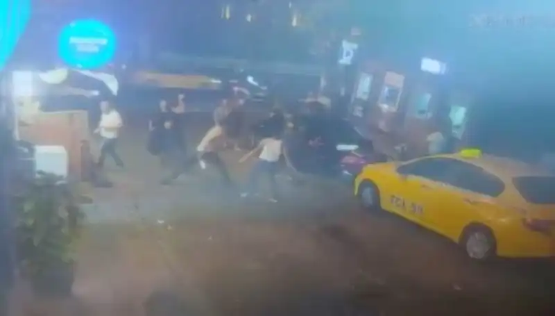 Beyoğlu’nda Yaşanan Laf Atma Kavgasında Kan Aktı: Gözaltılar Yapıldı