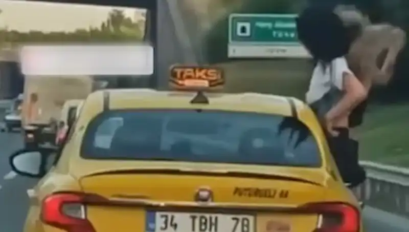 TEM Otoyolu'nda Taksinin Camından Sarkan Son Derece Tehlikeli Anlar