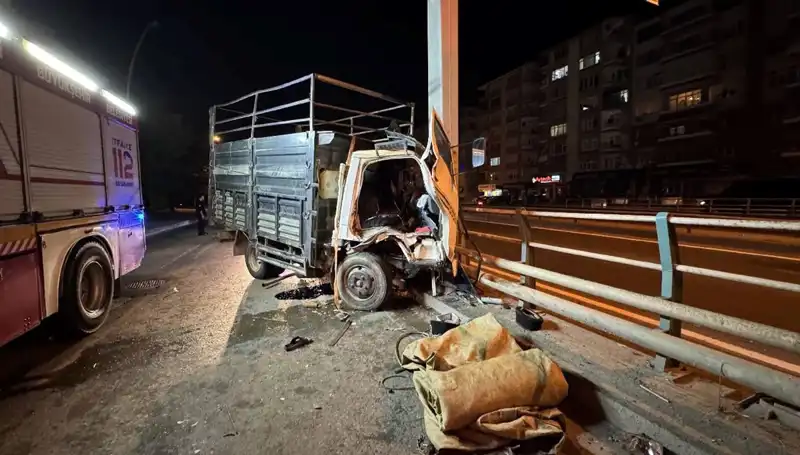 Kamyonet Yön Tabelasına Çarpınca Sürücü Yaralandı: Kaza Anı Anbean Gözler Önünde