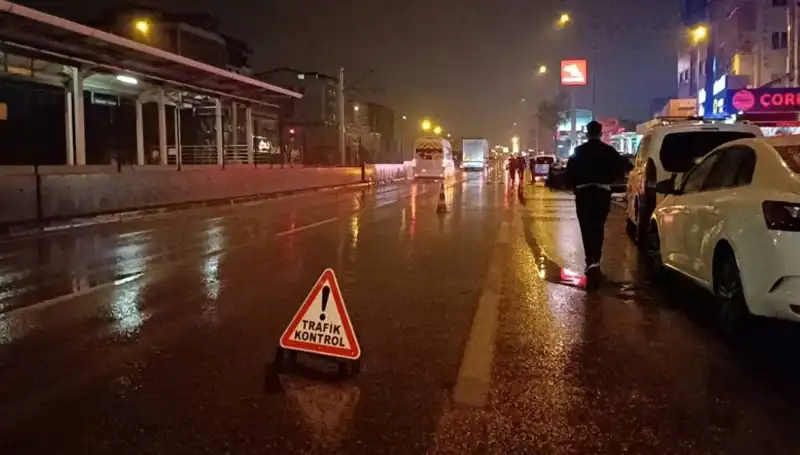 Bursa'da Güvenlik Önlemi Alan Polise Kamyonet Çarptı: Kazanın Detayları