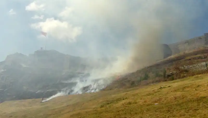 Kars Kalesi Eteklerinde Patlayan Anız Yangını, Panik Yarattı!