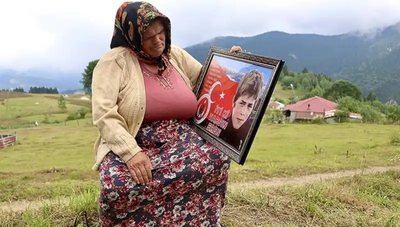 DEM Parti, Eren Bülbül’ün Annede Bayram Coşkusunu Paylaştı