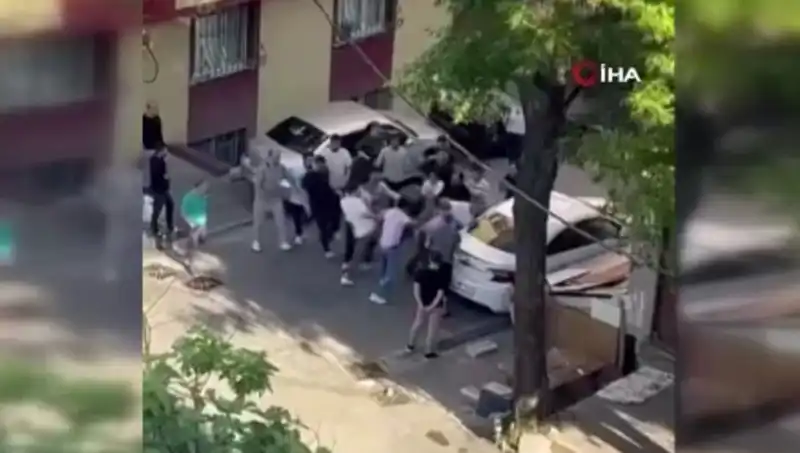 Kapıları Zorlayan Madde Bağımlısına Sokaktaki Adalet: Meydan Dayakları