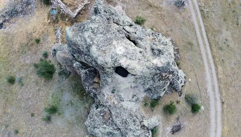 Efsanelerle Dolu: Merkeze 8 Kilometre Uzaklıktaki Gelin Kayası