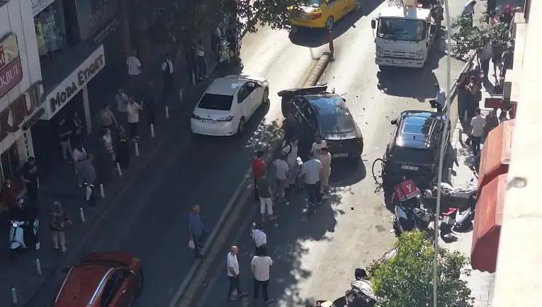 İranlı Sürücünün Tehlikeli Manevraları Trafiği Kilitledi