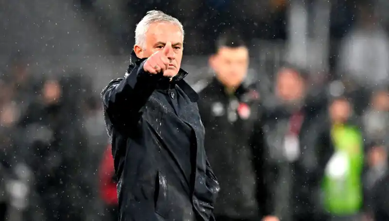 Mourinho'nun İki Yıldızla Görüşmesi: İngiltere'de Transfer Alarmı!