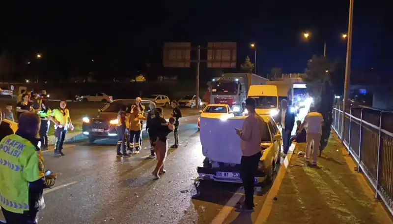 Otoyolda Tehlikeli Manzara: İkisi Çocuk Dört Yaralı Geri Dönüş Kazası