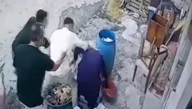 Başakşehir'de Bidon Kavgası: Baba ve Oğulun Saldırısı Kadını Yerin Çizgisine İtti