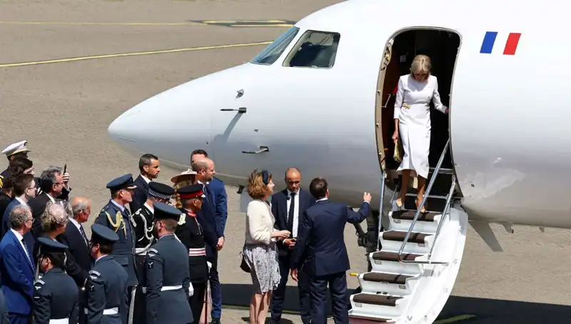 Macron'un Eşinin Elini Havada Bırakmasının Arkasındaki Gizemli Sebep