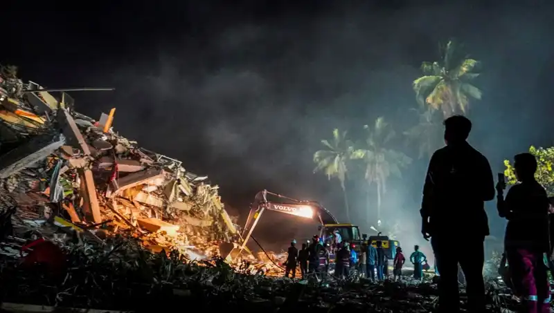 Myanmar'da Enkaz Altında Kalan Adam Üç Gün Sonra Hayata Döndü