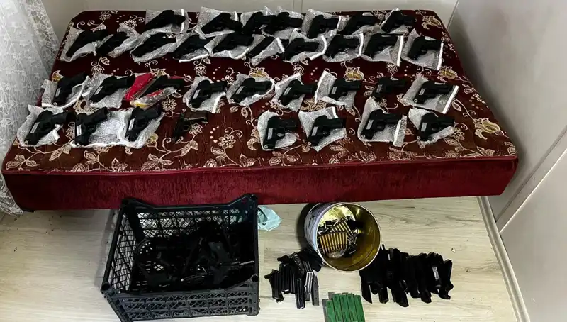 Gaziantep'te Silah Kaçakçılığı Operasyonu: 45 Silah ve El Bombası Ele Geçirildi