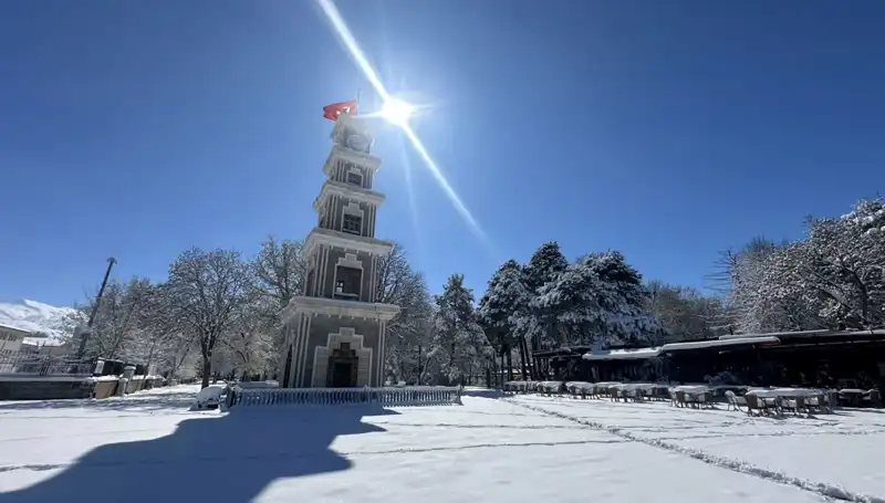 Erzincan'da Nisan Ayında Yılın En Beklenmedik Kış Manzarası Görüldü
