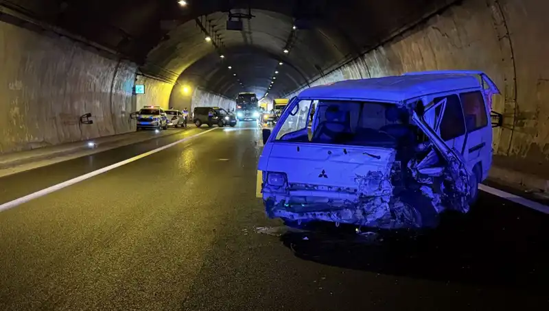 TEM Otoyolu'nda Zincirleme Kaza: Çok Sayıda Yaralı ve Trafik Çilesi!