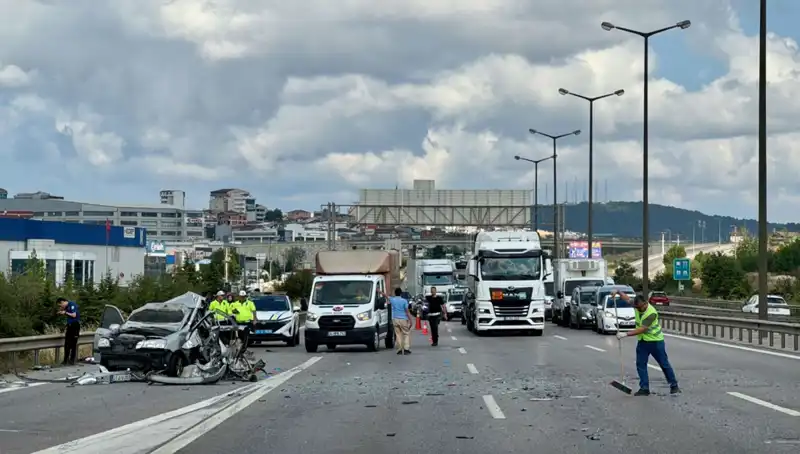 Otoyolda trafik kabusu: Üç kişinin aracında sıkıştığı kaza tedirgin etti