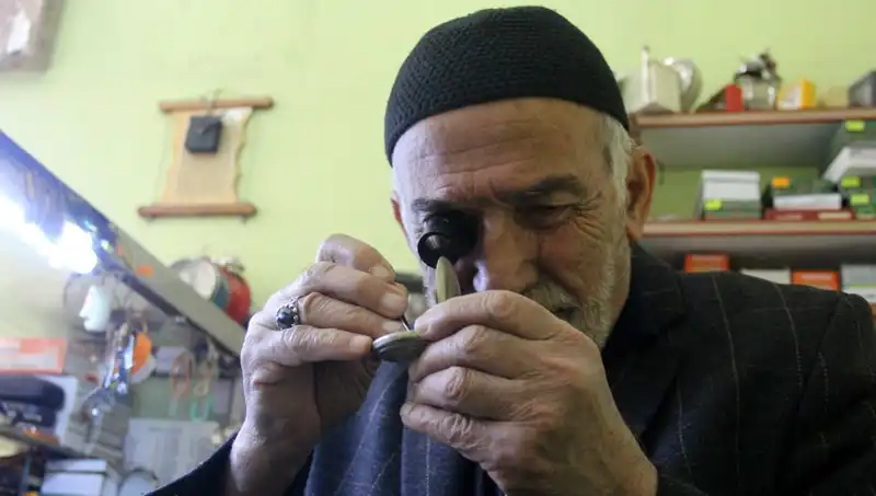 Zamanın Durmaması İçin 58 Yıldır Çalışan 20 Metrekarelik Dükkanın Hikayesi