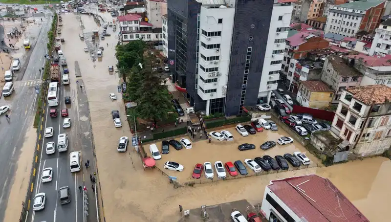 Trabzon'da Sel Faciası: Çamurla Mücadele Edilirken Kayıp İki Kişi İçin Arama Çalışmaları Sürüyor