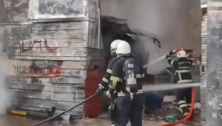 Şanlıurfa'da Hurda Deposunda Patlak Veren Korkutucu Yangın Mahalleyi Sarıldı