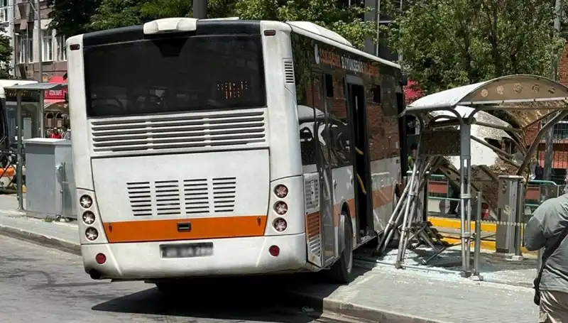 Belediye Otobüsü Tramvay Durağına Dalınca Panik Yaşandı!