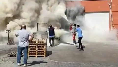 AVM Depolarında Yangın Paniği: Alışveriş Merkezi Ziyaretçileri Ne Yapmalı?